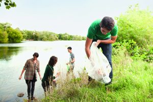 PeopleRiverTrashHC1304